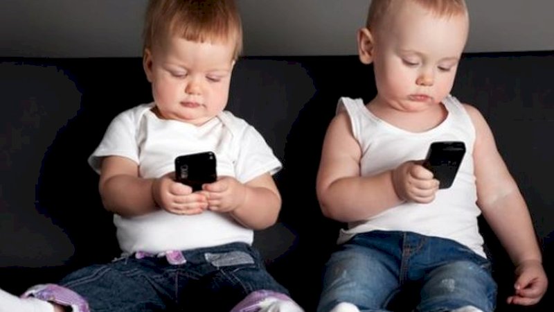 Ilustrasi penggunaan ponsel oleh anak-anak.(SHUTTERSTOCK)
