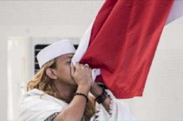 Bahar bin Smith Cium Bendera Merah Putih Berkali-kali Usai Vonis, Apa Maksudnya?