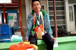 Naik Haji Bareng Istri, Calon Haji Asal Gowa ini Tak Henti Tebar Senyuman