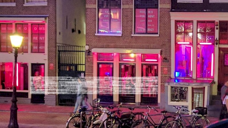 Pekerja seks komersil memajang diri di balik kaca di Distrik De Wallen Amsterdam, Belanda.