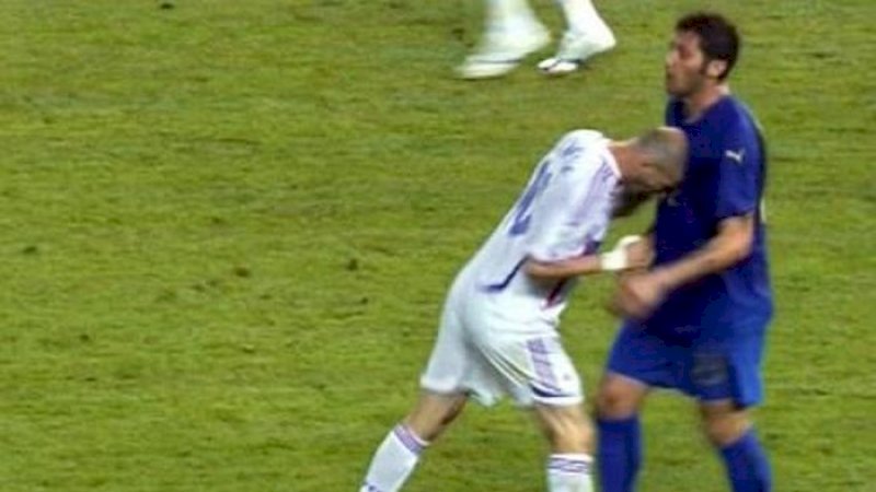 Zidane menanduk Materazzi di final Piala Dunia 2006 (LCI/AFP Photo)