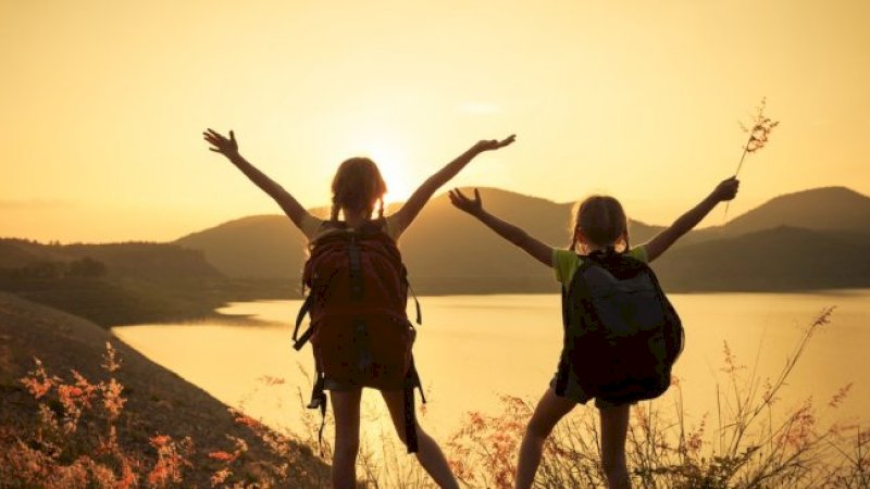 Anak naik gunung dan hiking. (Shutterstock)