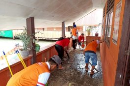 Peduli Bencana, Kalbe Bersihkan Fasilitas Umum dan Bantu Obat kepada Korban Banjir Wajo