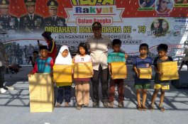 HUT Bhayangkara ke-73, Polsek Pallangga Bagi-bagi Hadiah