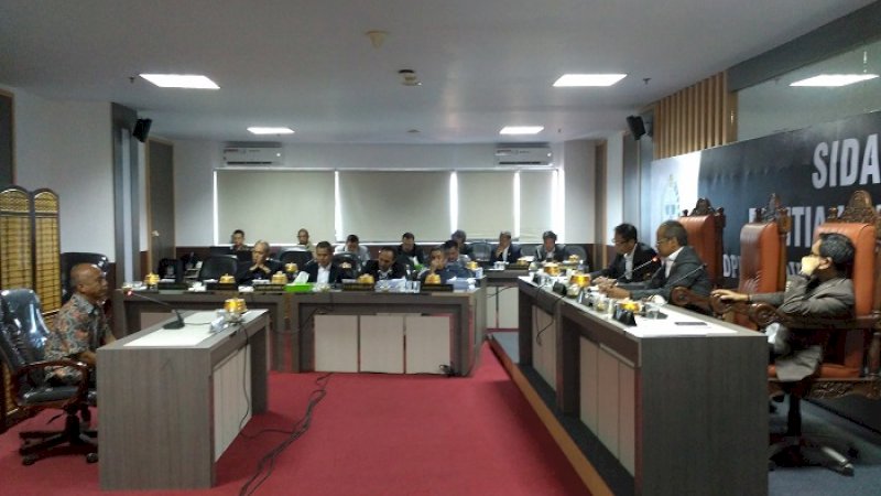 Kepala Badan Pendapatan Daerah (Bapenda) Sulawesi Selatan, Andi Sumardi Sulaiman ikut diperiksa Panitia Khusus (Pansus) Hak Angket di gedung DPRD Sulsel, Kamis (11/7/2019).