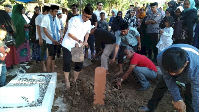 Ketua Yayasan Buq'atun Mubarakah Pesantren Darul Arqam Muhammadiyah Gombara, Ustaz H Muhammad Iqbal Djalil Lc ikut memakamkan almarhumah, Puang Mina.