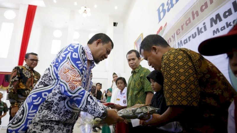 Pj Wali Kota Makassar, Iqbal Suhaeb, saat penyerahan beasiswa Maruki Makassar Foundation di Baruga Karaeng Pattingalloang, Rujab Gubernur Sulsel, Jalan Jendral Sudirman, Kamis (11/7/2019).