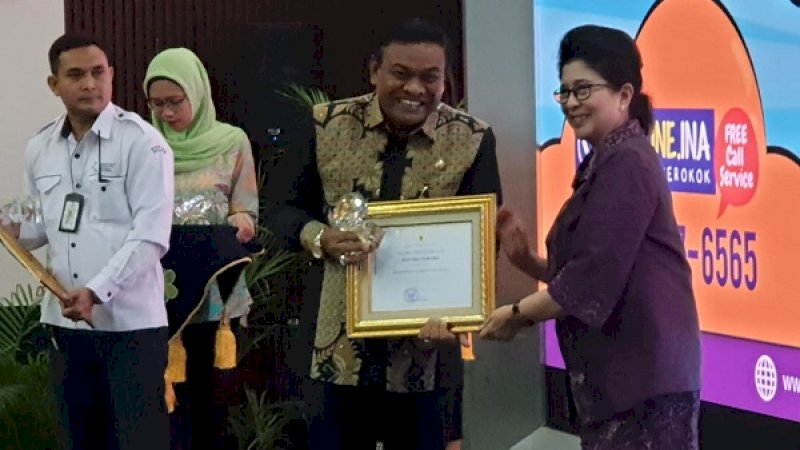 Bupati Bone, Andi Fahsar Padjalangi, saat menerima penghargaan di Ruang Aula Siwabessy Gedung Prof Dr Sujudi, Kementerian Kesehatan, Jakarta Selatan, Kamis (11/7/2019).