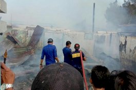 Diduga Korsleting Listrik, Api Melalap Dua Rumah Panggung di Jeneponto
