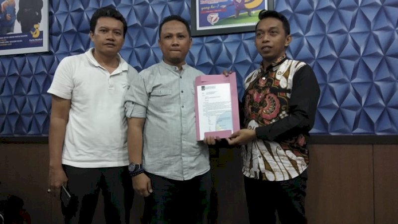 Sekretaris DPD NasDem Kota Parepare, Heri Ahmadi menyerahkan daftar calon wakil ketua DPRD kepada Sekretaris DPW NasDem Sulsel, Syaharuddin Alrif di Gedung DPRD Sulsel, Jalan Urip Sumoharjo, Makassar, Jumat (12/7/2019).