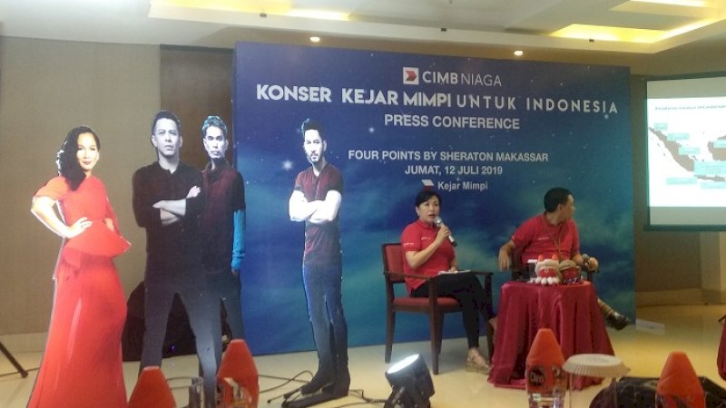 Direktur Consumer Banking CIMB Niaga, Lani Darmawan (kiri)