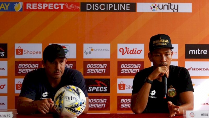 Pelatih Bhayangkara FC, Angel Alfredo Vera (kiri) didampingi Jajang Mulyana.