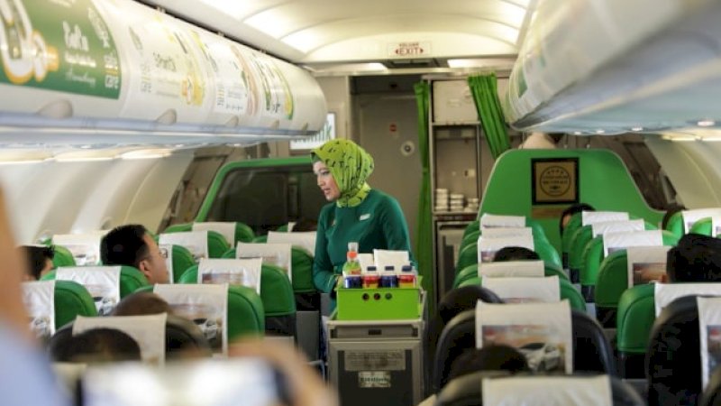 Awak kabin Citilink sedang melayani penumpang.