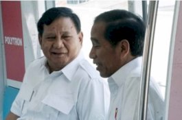 Momen Jokowi dan Prabowo Makan Sate dan Es Kelapa