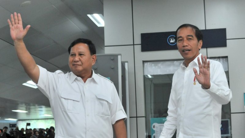 Presiden Jokowi untuk pertama kali bertemu dengan Capres 02 Prabowo Subianto, di Stasiun MRT Lebak Bulus, Jakarta, Sabtu (13/7) pagi. (Foto: Setkab)