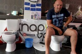 Perjuangan Seorang Pria Duduk 116 Jam di Toilet