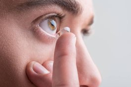 Tak Lepas Lensa Kontak Saat Mandi, Pria Ini Alami Infeksi Mata