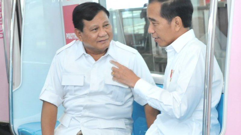 Presiden terpilih Joko Widodo (Jokowi) periode 2019-2024 akhirnya bertemu dengan Prabowo Subianto di Stasiun Moda Raya Terpadu (MRT) Lebak Bulus, pada Sabtu (13/7/2019) pagi. Foto: Setkab