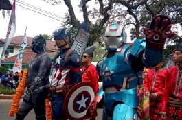 Karakter Superhero Avengers Ikut Ramaikan Parade Bunga di Beautiful Malino