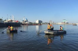 40 Personel BPBD Makassar Sisir  Sampah di Pantai Losari 