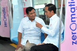 Sebut Prabowo Pengecut, Ryan Latief Bakar Bendera Prabowo-Sandi