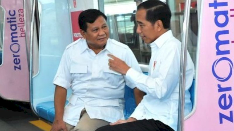 Sebut Prabowo Pengecut, Ryan Latief Bakar Bendera Prabowo-Sandi