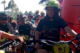 Cantik dan Manisnya Duta Wisata Gowa Bikin Baper Bikers di Malino