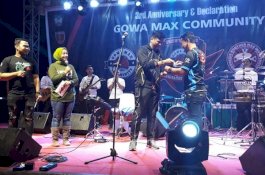 Adnan Nyanyi di Acara HUT Gomax Community