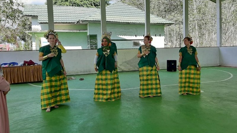 Volunteer dari berbagai negara yang tergabung dalam organisasi AIESEC, belajar tarian tradisional Sulsel di Sanggar Seni Warisan Budaya (SSWB) Desa Tamatto, Kabupaten Bulukumba, Minggu (14/7/2019).