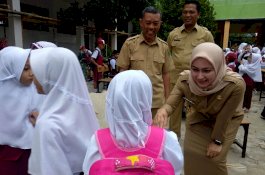 Bupati Lutra Ikut Antar Anak ke Sekolah Usai Libur Panjang Siswa