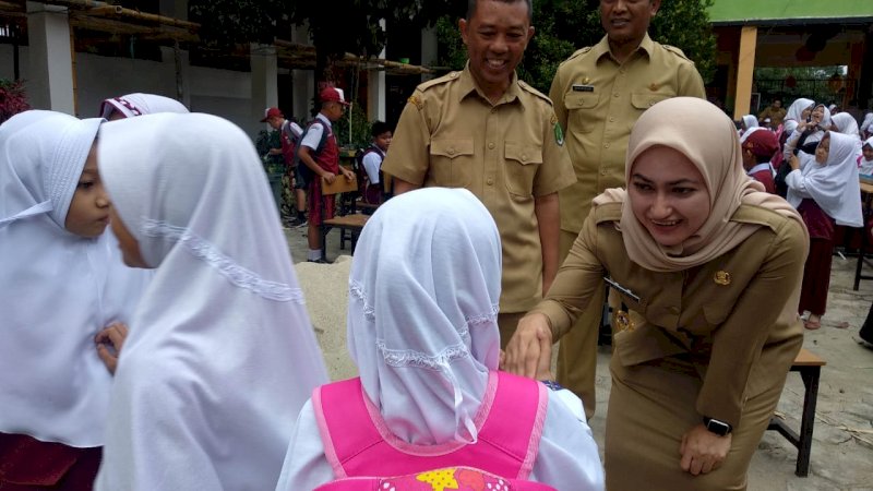Bupati Lutra Ikut Antar Anak ke Sekolah Usai Libur Panjang Siswa