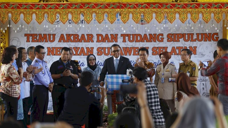 Gubernur Sulsel Nurdin Abdullah bersama penjabat Wali Kota Makassar, Iqbal Suhaeb pada temu akbar nelayan, Senin (15/7/2019).
