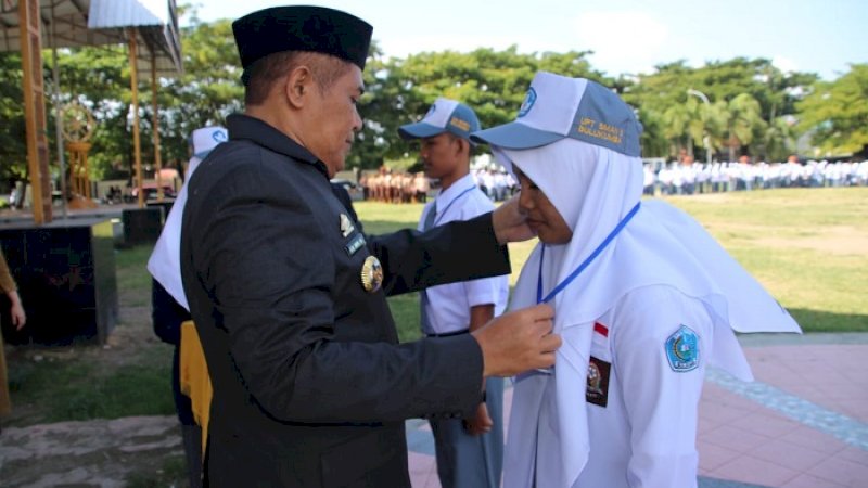 Bupati Bulukumba, AM Sukri Sappewali menghadiri pembukaan Masa Pengenalan Lingkungan Sekolah (MPLS) tingkat SMA dan SMK di Lapangan Pemuda, Senin (15/7/2019).