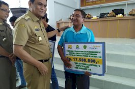 Senyum Semringah Warga Barru Dapat Bantuan Rp17,5 Juta untuk Perbaiki Rumah