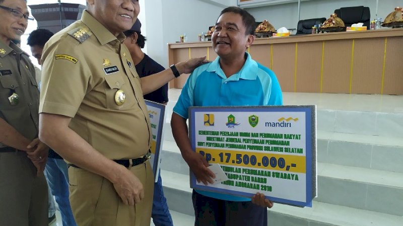 Bupati Barru Suardi Saleh menyerahkan BSPS kepada perwakilan warga, Senin (15/7/2019).