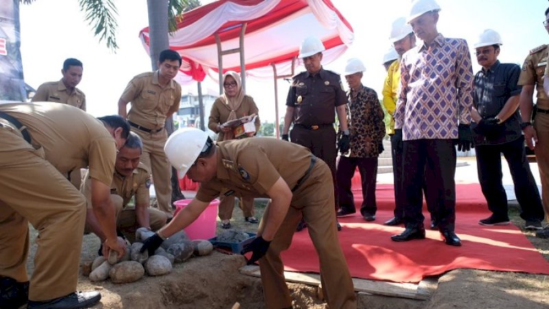 Wabup Gowa Abdul Rauf Malaganni meletakkab batu pertama revitalisasi Istana Balla Lompoa, Senin (15/7/2019).