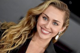 Tunda Rencana Punya Anak, Miley Cyrus: Dunia Sedang Marah, Jangan Perburuk Keadaan