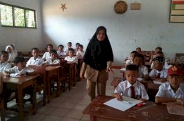 Bersama Keluarga, Guru Honorer Ini Tinggal di Toilet Sekolah