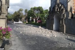 Gapura Runtuh, Video Detik-detik Gempa 6 SR Mengguncang Bali