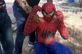 Jajakan Jasa Foto, Spiderman Ditangkap Petugas Imigrasi Melaka