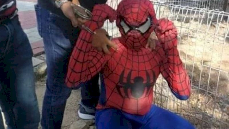 Jajakan Jasa Foto, Spiderman Ditangkap Petugas Imigrasi Melaka