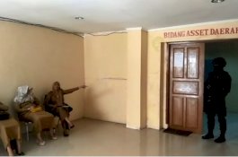 Dijaga Polisi Bersenjata, Pegawai Bidang Aset Jeneponto Dikeluarkan dari Ruangan