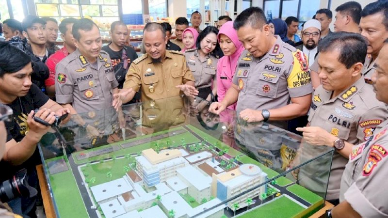 Wakil Gubernur Sulawesi Selatan, Andi Sudirman Sulaiman menghadiri peletakan batu pertama gedung perawatan, peresmian gedung pelayanan, dan peluncuran layanan kesehatan berbasis teknologi Rumah Sakit Bayangkara, Jalan Mappaoddang, Selasa (16/7/2019).