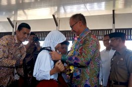 Mirip Gaya Jokowi, Mensos RI Bagikan Uang Tabungan dan Ransel kepada 300 Siswa di Gowa