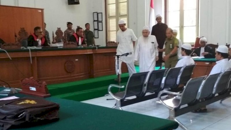 Jafar Umar Thalib saat persidangan di Pengadilan Negeri Makassar, sebagai tersangka kasus pengrusakan barang milik warga di Koya Barat, Jayapura, Papua, Selasa, 16 Juli 2019.