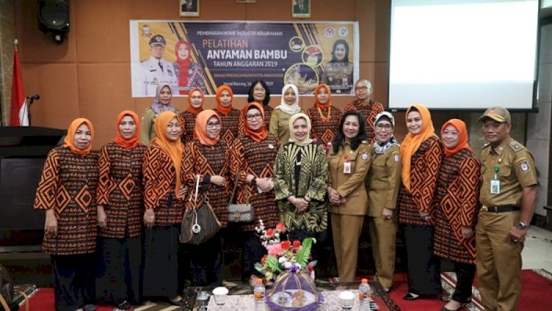 Disdag Makassar Kerja Sama Dekranasda Gelar Pelatihan Anyaman Bambu