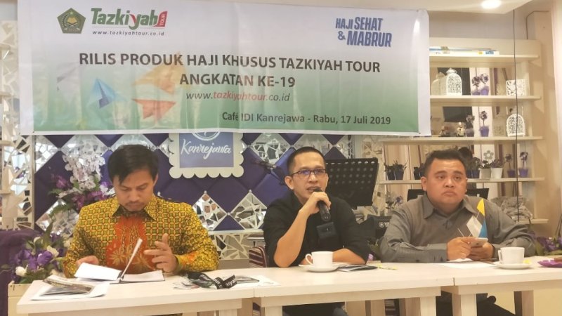 Presiden Direktur Tazkiyah Tour, Ahmad Yani Fachruddin (tengah) dan Managing Director Tazkiyah Tour, Adnan Syahruddin (kiri), saat rilis produk haji khusus di Cafe IDI Kanrejawa, Makassar, Rabu (17/7/2019).