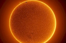 Foto Menakjubkan Stasiun Luar Angkasa Lewat di Depan Permukaan Matahari