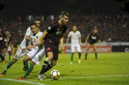 Ferdinand dan Eero Dicadangkan, Ini Susunan Pemain PSM vs Persebaya