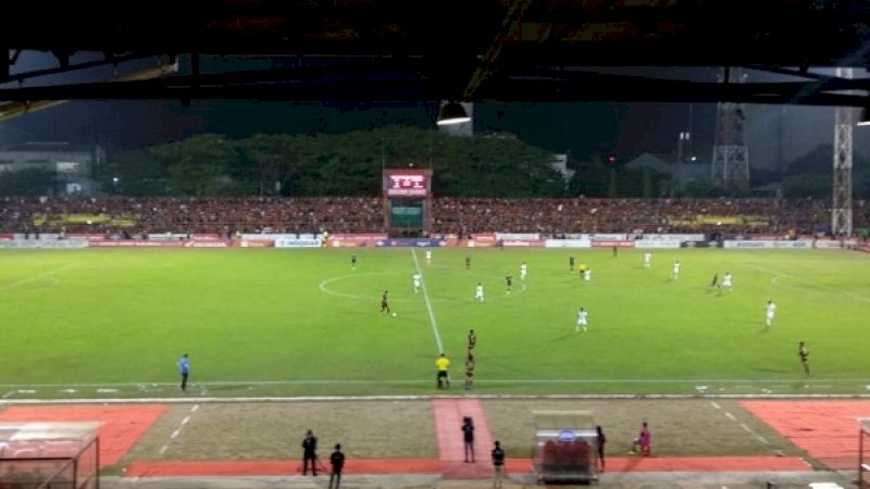 Suasana pertandingan babak kedua PSM vs Persebaya di Stadion Andi Mattalatta Makassar, Rabu, 17 Juli 2019.